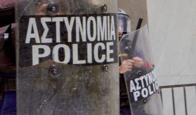 Uomo spara nel centro di Atene, almeno cinque feriti. Caccia all’assalitore