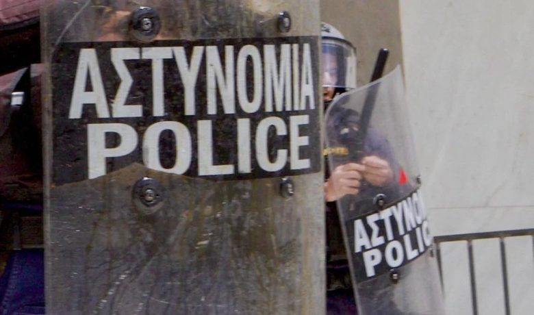 Uomo spara nel centro di Atene, almeno cinque feriti. Caccia all’assalitore