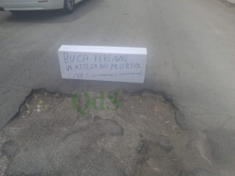 Buche pericolose a Palermo, i residenti le coprono con un cartone: “Buca perenne in attesa del morto”.