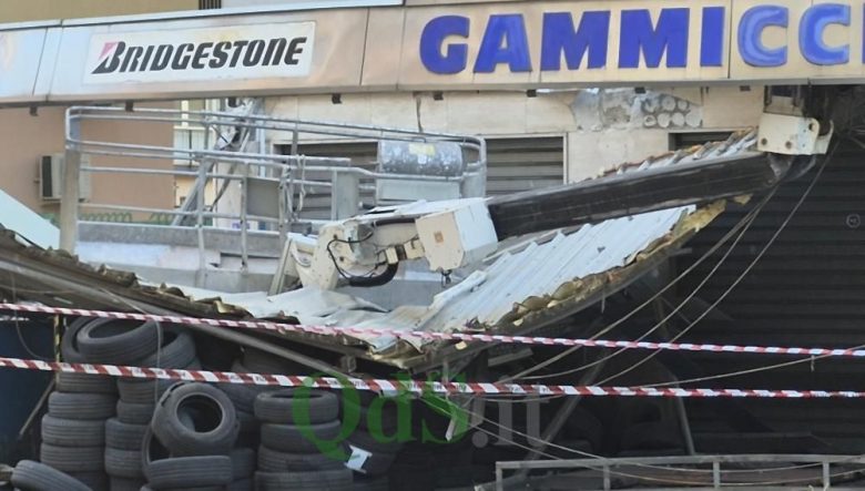 Operai morti a Palermo, il cestello ha strisciato sul palazzo: il giallo sui chilometri del camion