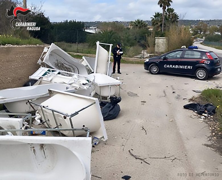 Materiale edilizio e auto abbandonate, sequestrata discarica abusiva nel Ragusano