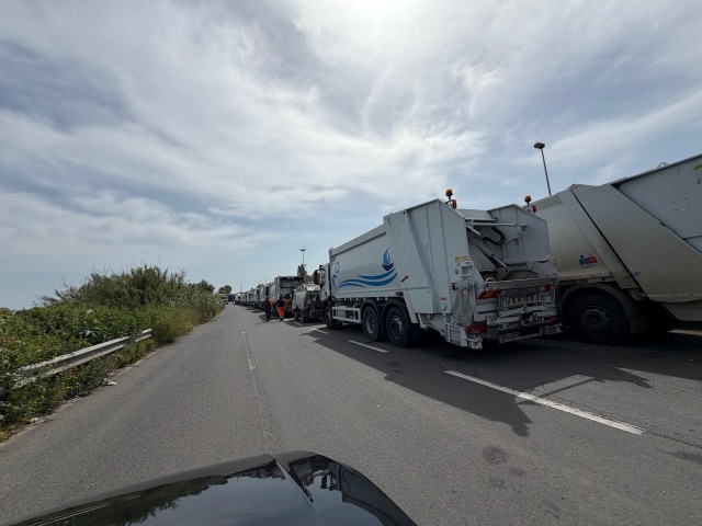 FOTO | Emergenza rifiuti a Catania: impianto Coda Volpe saturo, spazzatura in viaggio verso Termini Imerese