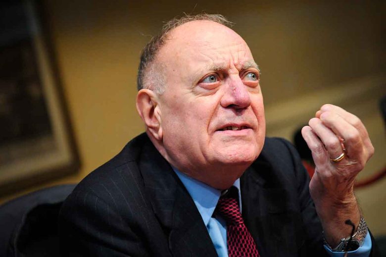 “La politica è fatta da nani e ballerine”