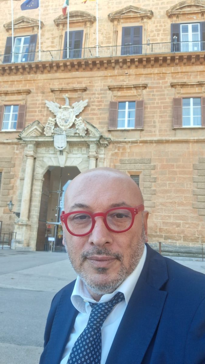 Buche pericolose a Palermo, i residenti le coprono con un cartone: “Buca perenne in attesa del morto”.