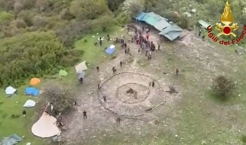 VIDEO | Campeggiatori bloccati nel Messinese per un torrente in piena