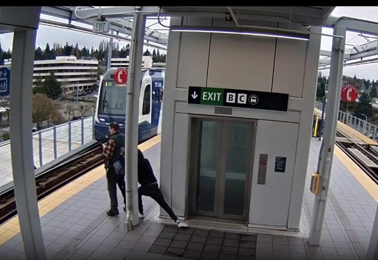 VIDEO| Tenta di gettare un uomo sotto il treno, le incredibili immagini