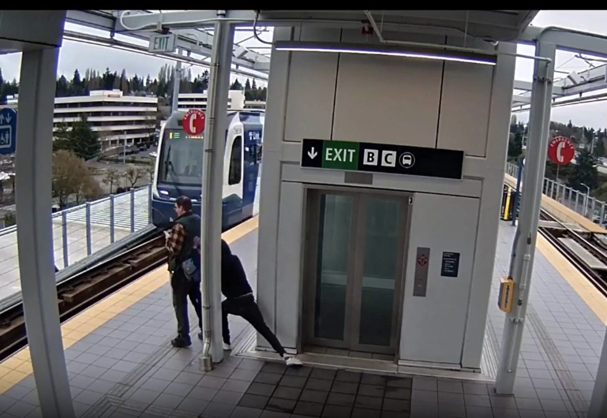 VIDEO| Tenta di gettare un uomo sotto il treno, le incredibili immagini