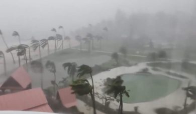 VIDEO | Il Super Tifone Sinlaku arriva nel Pacifico, vento devastante a 290 km/h