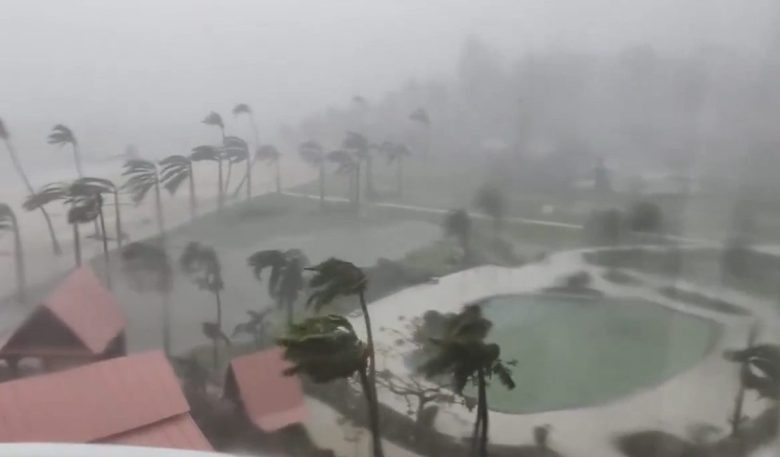 VIDEO | Il Super Tifone Sinlaku arriva nel Pacifico, vento devastante a 290 km/h