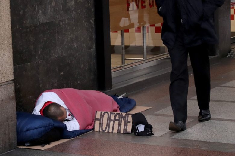 La Pasqua degli ultimi: in Sicilia quasi mille senza dimora. Da Palermo a Catania non si ferma l’emergenza silenziosa
