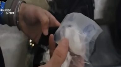 VIDEO | Prima il controllo sullo scooter, poi la scoperta in garage: 30 kg di droga, arrestato spacciatore