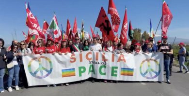 VIDEO | “Sicilia terra di pace”: più di 500 persone a Sigonella contro l’uso della base militare