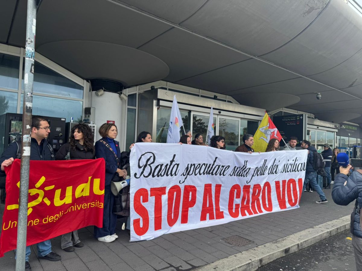 FOTO | Caro voli per Pasqua, i prezzi salgono di nuovo alle stelle: la protesta all’aeroporto di Fontanarossa