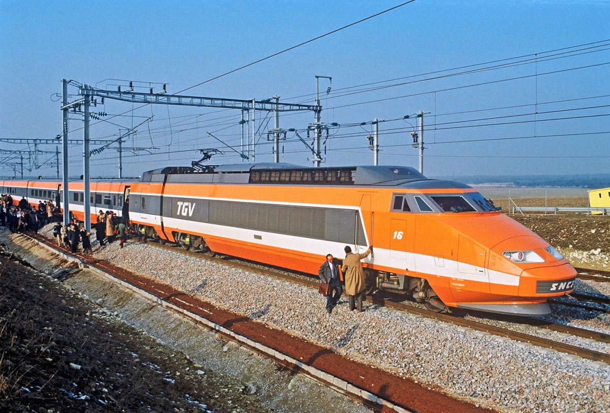 Tragico incidente ferroviario, scontro TGV-rimorchio al passaggio a livello: un morto e feriti Tragico incidente ferroviario, scontro TGV-rimorchio al passaggio a livello: un morto e feriti