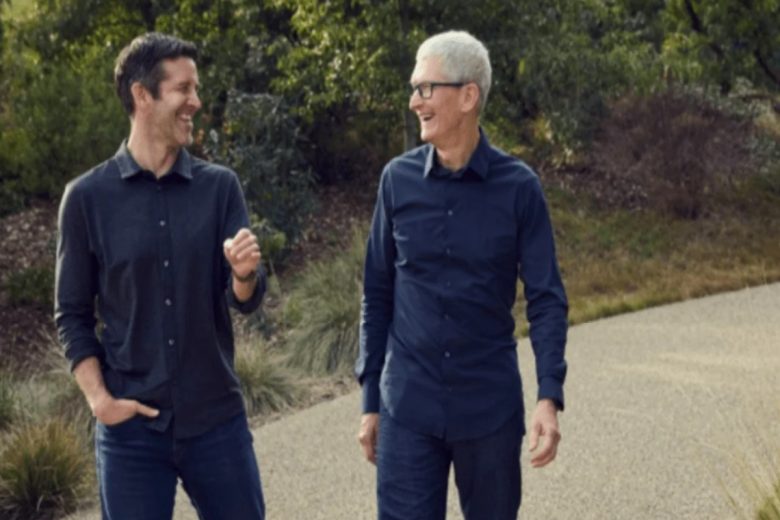 Nuova era in casa Apple, Tim Cook lascia il ruolo di CEO: chi è il nuovo amministratore delegato John Ternus