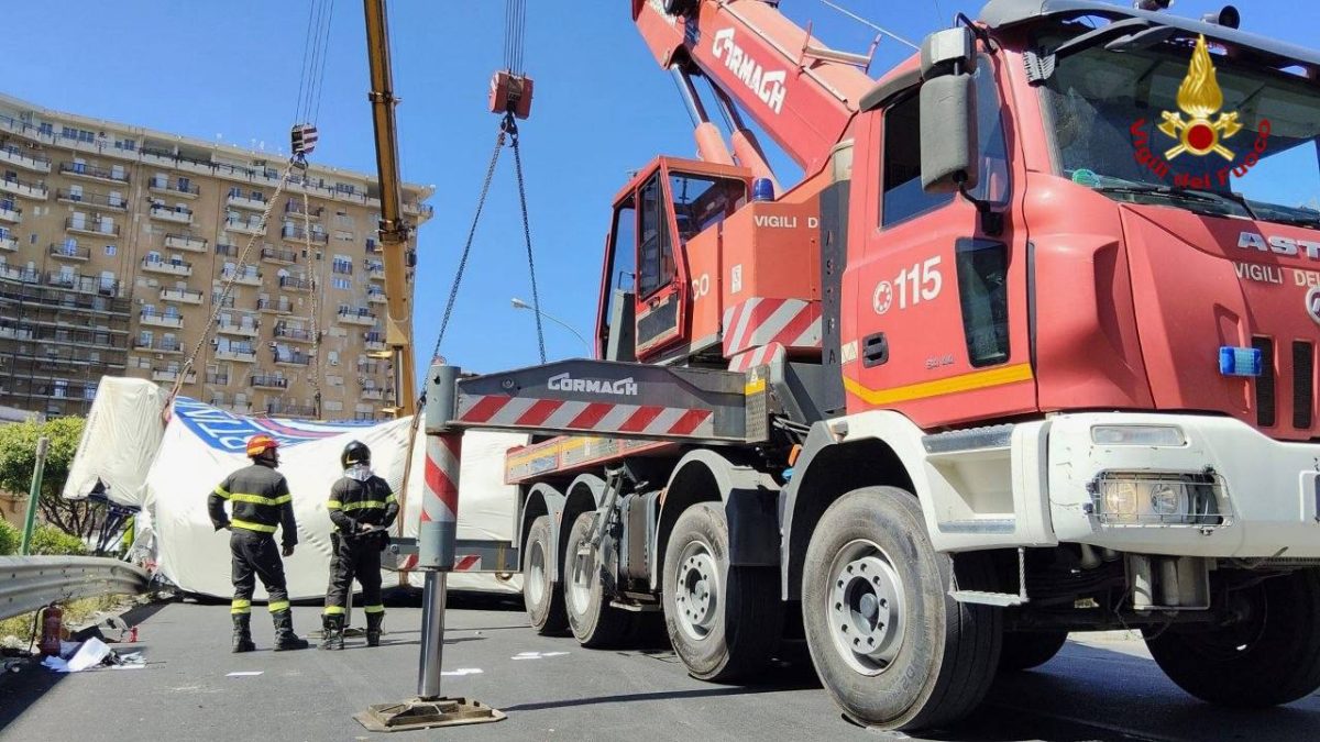 Palermo, tir si ribalta dopo scontro con un’auto: sul posto i vigili del fuoco Palermo, tir si ribalta dopo scontro con un’auto: sul posto i vigili del fuoco