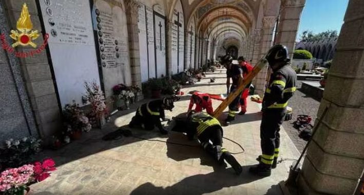 Va al cimitero, ma cade in una tomba: uomo salvato dai vigili del fuoco