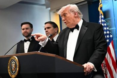 Spari alla cena con i corrispondenti della Casa Bianca, Trump portato al sicuro