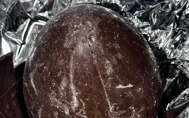 FOTO | Vermi nelle uova di Pasqua, arriva la denuncia: ecco dove