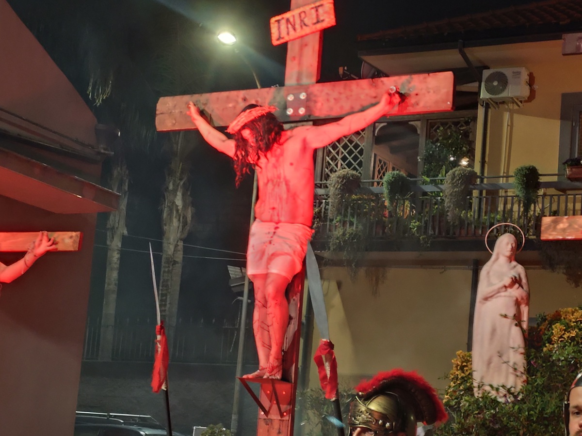 FOTO | Via Crucis vivente, un percorso di emozione, dolore e fede: la terza edizione a San Pietro Clarenza