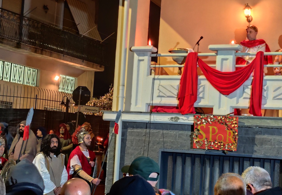 FOTO | Via Crucis vivente, un percorso di emozione, dolore e fede: la terza edizione a San Pietro Clarenza