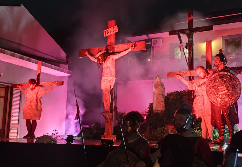 FOTO | Via Crucis vivente, un percorso di emozione, dolore e fede: la terza edizione a San Pietro Clarenza
