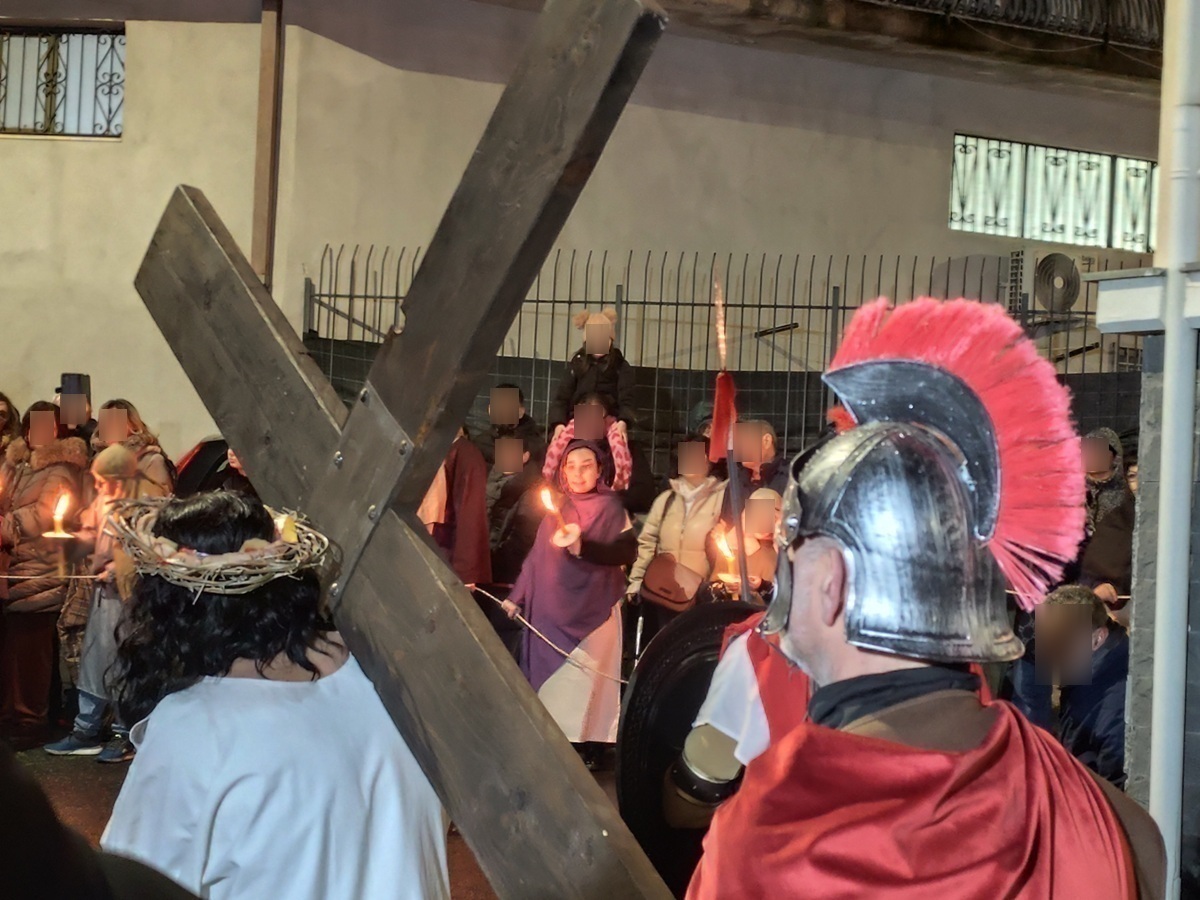 FOTO | Via Crucis vivente, un percorso di emozione, dolore e fede: la terza edizione a San Pietro Clarenza