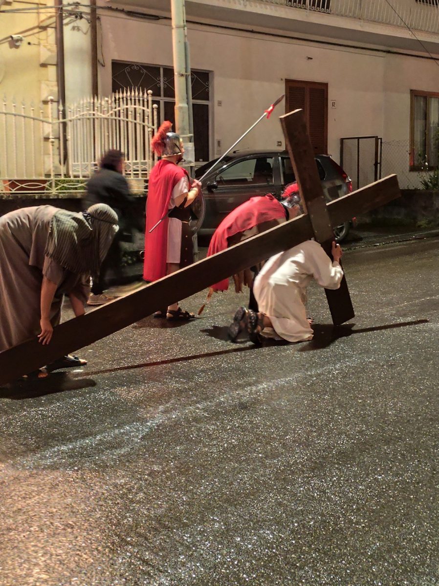 FOTO | Via Crucis vivente, un percorso di emozione, dolore e fede: la terza edizione a San Pietro Clarenza