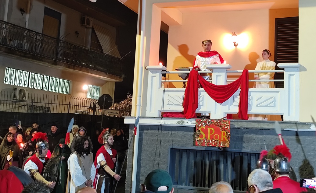 FOTO | Via Crucis vivente, un percorso di emozione, dolore e fede: la terza edizione a San Pietro Clarenza