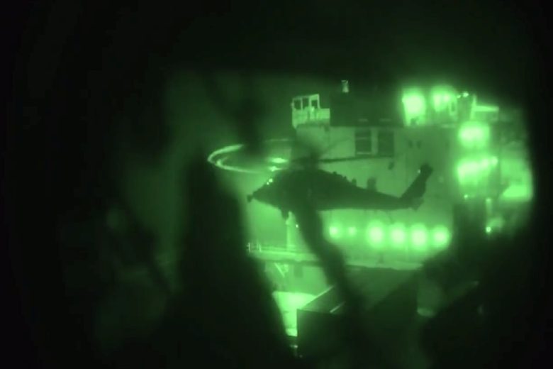 VIDEO | Guerra in Iran, i Marines prendono d’assalto la nave iraniana Touska: le immagini del blitz