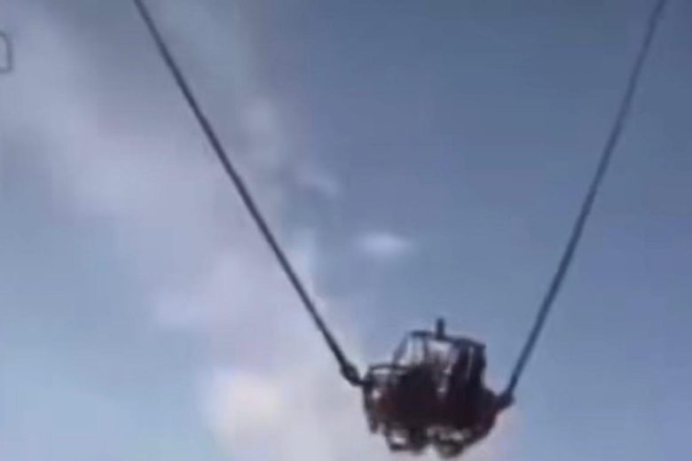 VIDEO – Siviglia, attimi di terrore al luna park: un’attrazione precipita al suolo