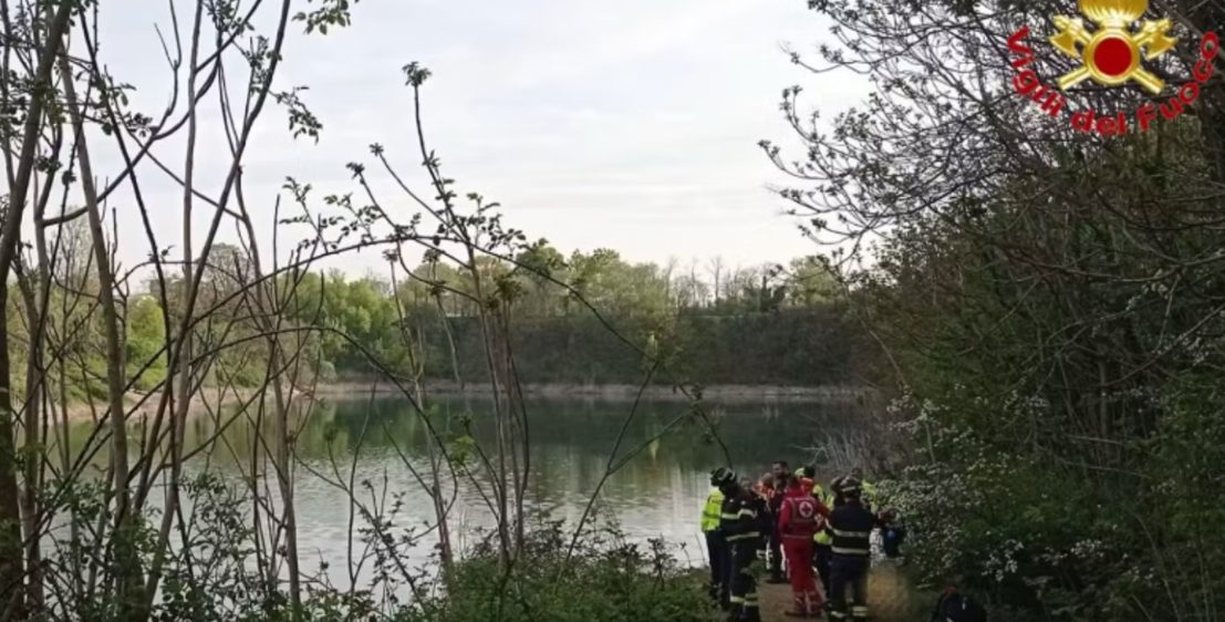 Auto finisce in un laghetto, poi la scoperta horror: dentro c’era un cadavere