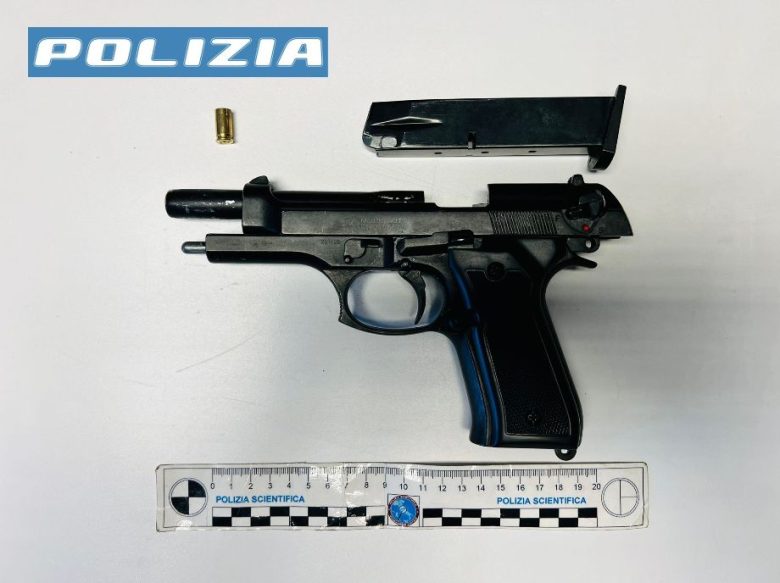 Fermato in auto con una pistola e hashish, arrestato giovane nel Ragusano