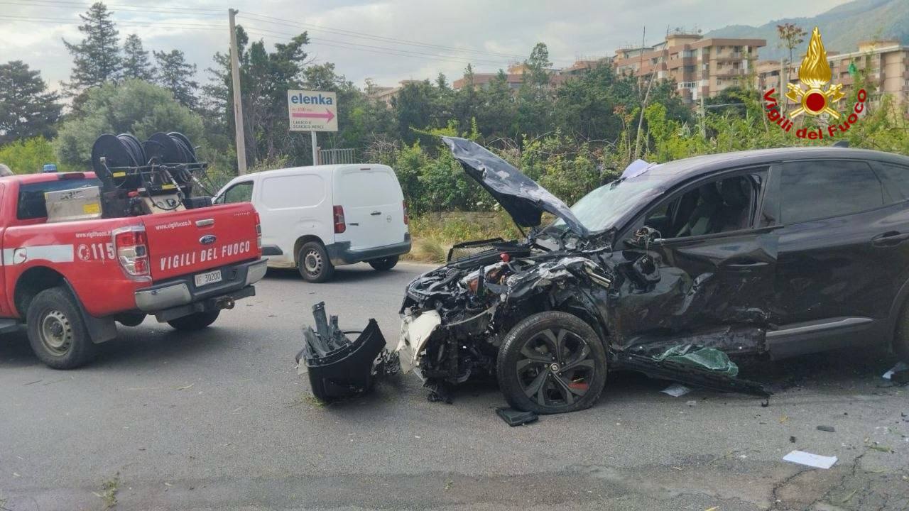 Palermo, scontro fra tre auto e un furgone: cinque feriti, due sono gravi