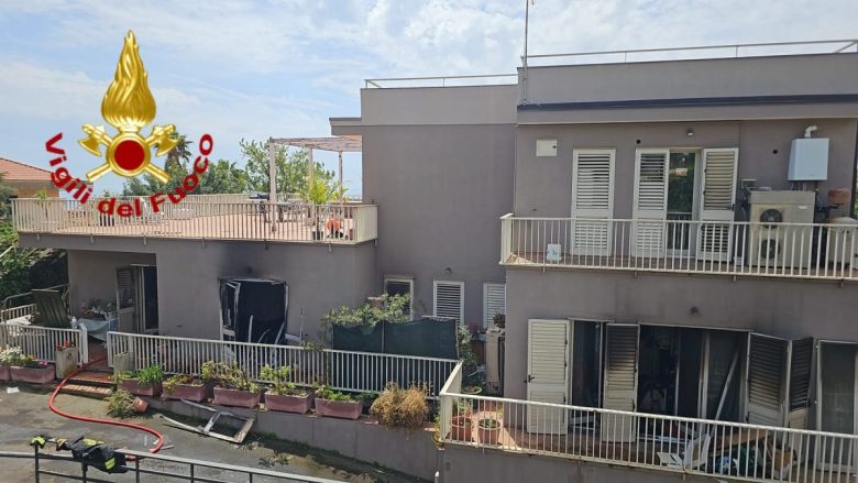 Paura nel Catanese, incendio in uno stabile: evacuate persone