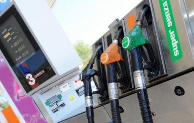 Carburanti, prezzo benzina al massimo da due anni e mezzo