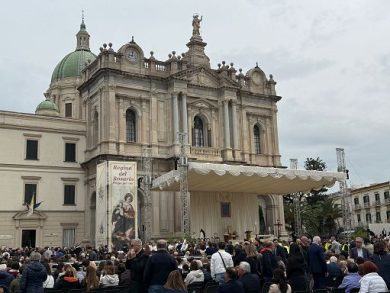 Il Papa è arrivato a Pompei, inizia la visita al Santuario