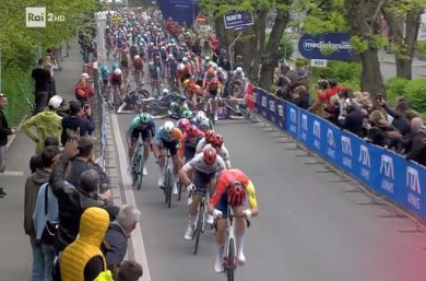 Ciclismo, Magnier conquista la prima maglia rosa al Giro