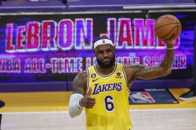 Nba, LeBron apre al ritiro dopo il ko dei Lakers