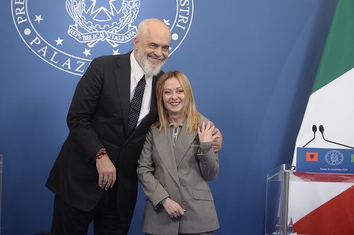 Tensione su Centri Albania, Tirana sembra ventilare stop poi fa retromarcia