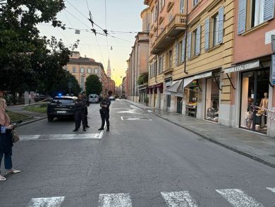 Modena, auto piomba sulla folla: indagano inquirenti terrorismo