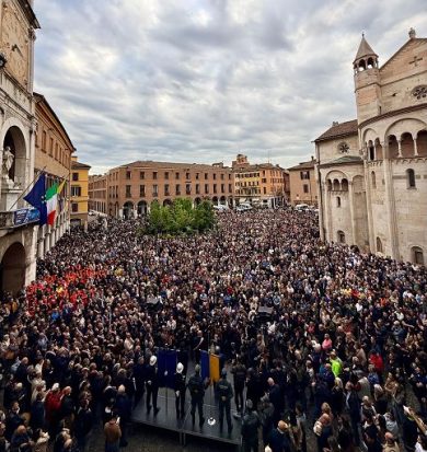 Modena, in cinquemila abbracciano le vittime: “Uniti nella paura”