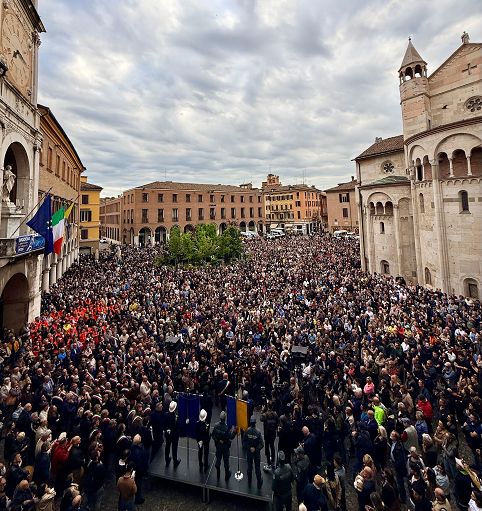 Modena, in cinquemila abbracciano le vittime: “Uniti nella paura”