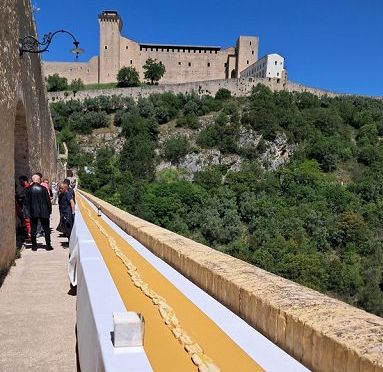 Monini nel Guinness World record con bruchetta più lunga del mondo
