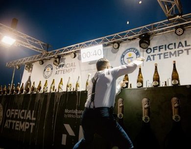 Vino, Mirko Rainer firma un nuovo record mondiale di “sabrage”
