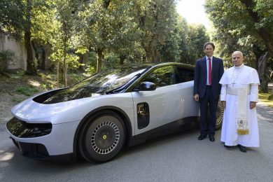 Ferrari ricevuta da Papa Leone XIV, presentata la nuova Luce