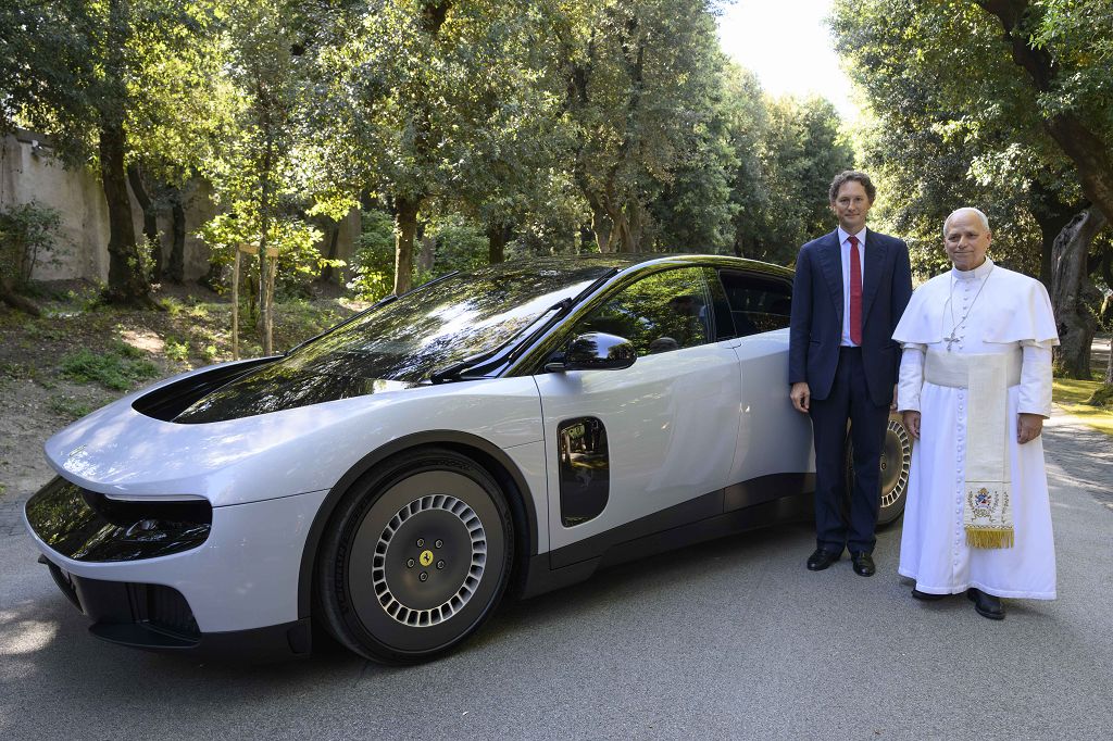 Ferrari ricevuta da Papa Leone XIV, presentata la nuova Luce Ferrari ricevuta da Papa Leone XIV, presentata la nuova Luce