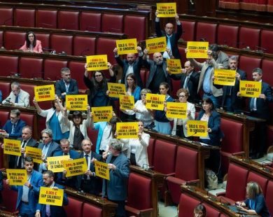 80 anni Repubblica, cartelli in aula camera M5s su mancata parità uomo-donna