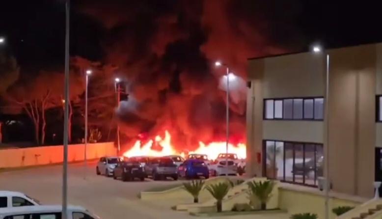 Paura nella notte a Villagrazia di Carini: auto in fiamme all’interno di Sicily by Car
