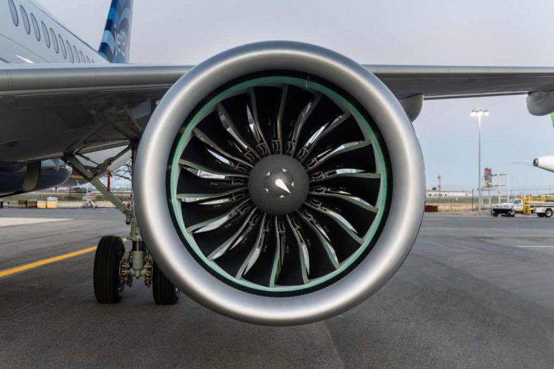 Conflitto Iran, gonfiano anche i prezzi dei posti in aereo: si può arrivare a toccare gli 85 euro